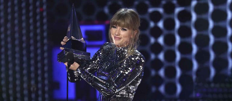 Taylor Swift bekommt auf der Bühne den American Music Award als "Künstlerin des Jahres" (Foto: picture-alliance / dpa)