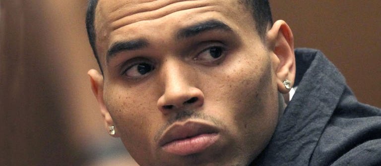 US-Sänger Chris Brown sitzt in Los Angeles in einem Gerichtssaal.  (Foto: picture-alliance / dpa)
