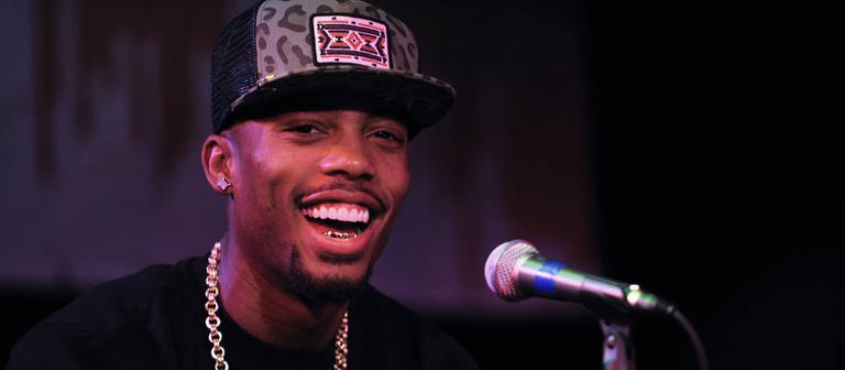 Rapper B.o.B lachend vor einem Mikrofon (Foto: IMAGO, The Photo Access)