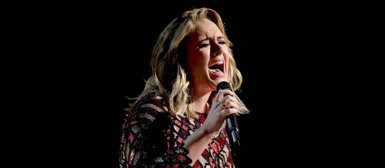 Adele kündigt neue Musik an, erscheint auf zwei Vogue-Cover und spricht über die Abnehm-Gerüchte rund um sie