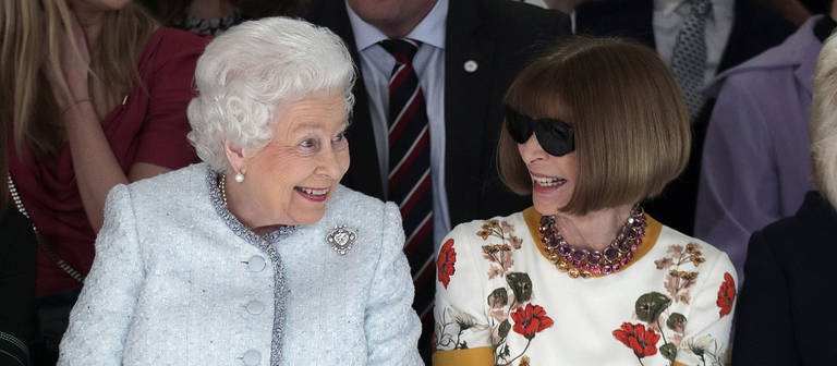 Die Queen auf der Fashionweek neben Anna Wintour von der US-Vogue (Foto: IMAGO, ZUMA Press)