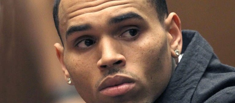 US-Sänger Chris Brown sitzt in Los Angeles in einem Gerichtssaal. 