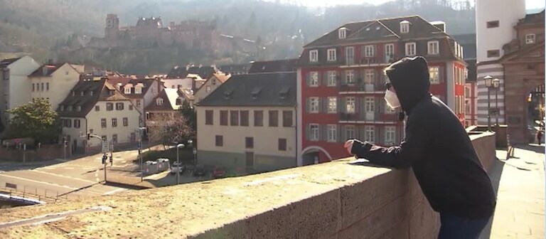 Anastasia steht auf der Alten Brücke in Heidelberg und schaut auf den Neckar. (Foto: DASDING)