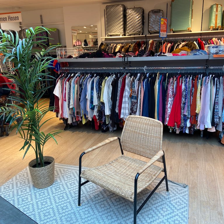 Secondhand Klamottenladen mit Stuhl im Vordergrund (Foto: DASDING)