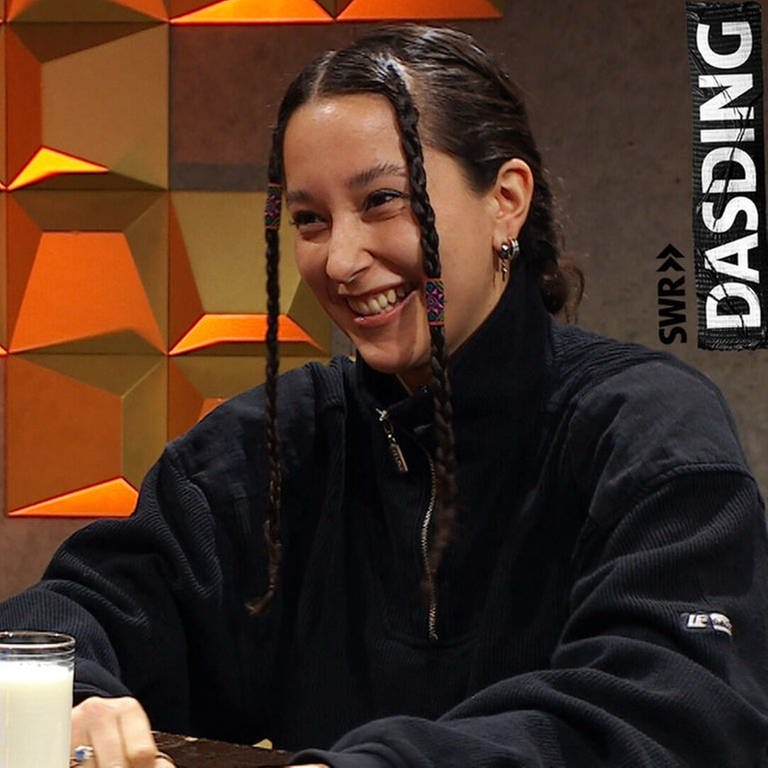 PANTHA trinkt Milch im Interview bei DASDING (Foto: DASDING)