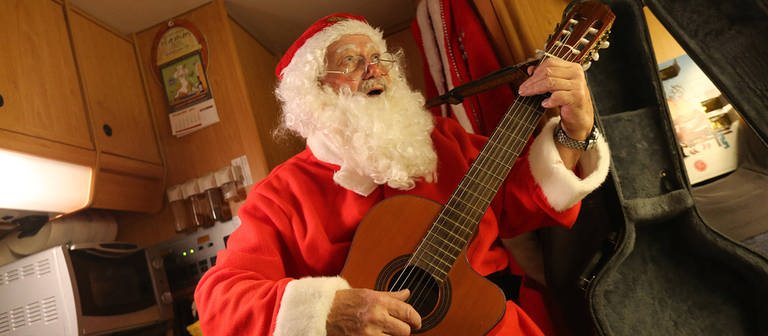 Weihnachtsmann Akustik (Foto: IMAGO, Steffen Schellhorn)