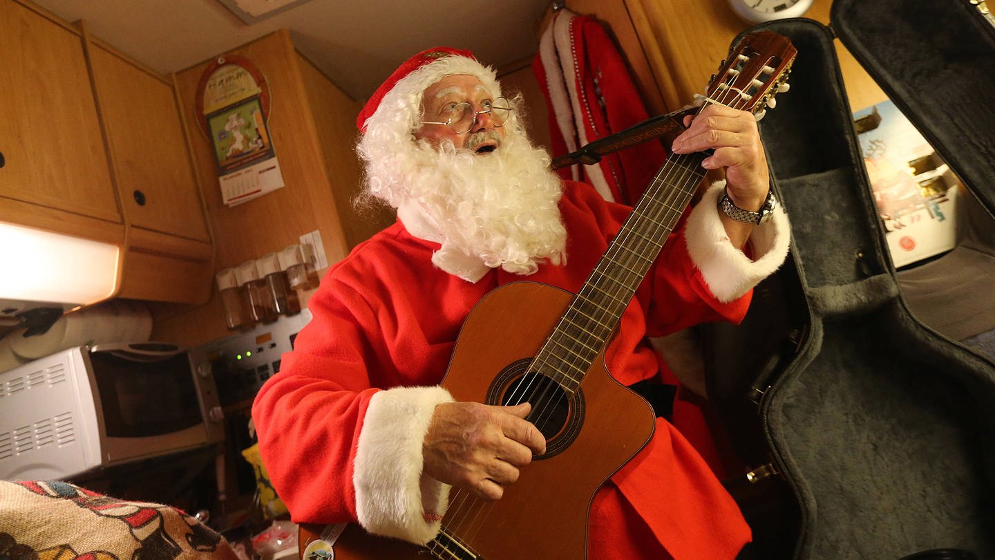 Weihnachtsmann Akustik (Foto: IMAGO, Steffen Schellhorn)