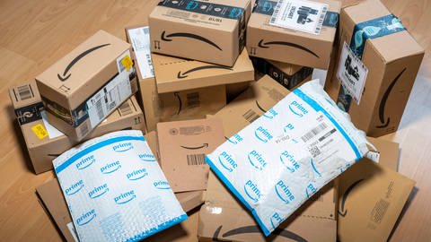 Amazon will künftig möglichst auf Plastik bei Verpackungen verzichten.  (Foto: IMAGO / Jochen Tack)
