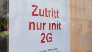 Auf einem Schild am Eingang eines Geschäfts wird auf die geltende 2G-Regel hingewiesen - nur Gimpfte und Genesene haben Zutritt. (Foto: DASDING, picture alliance/dpa | Christophe Gateau)