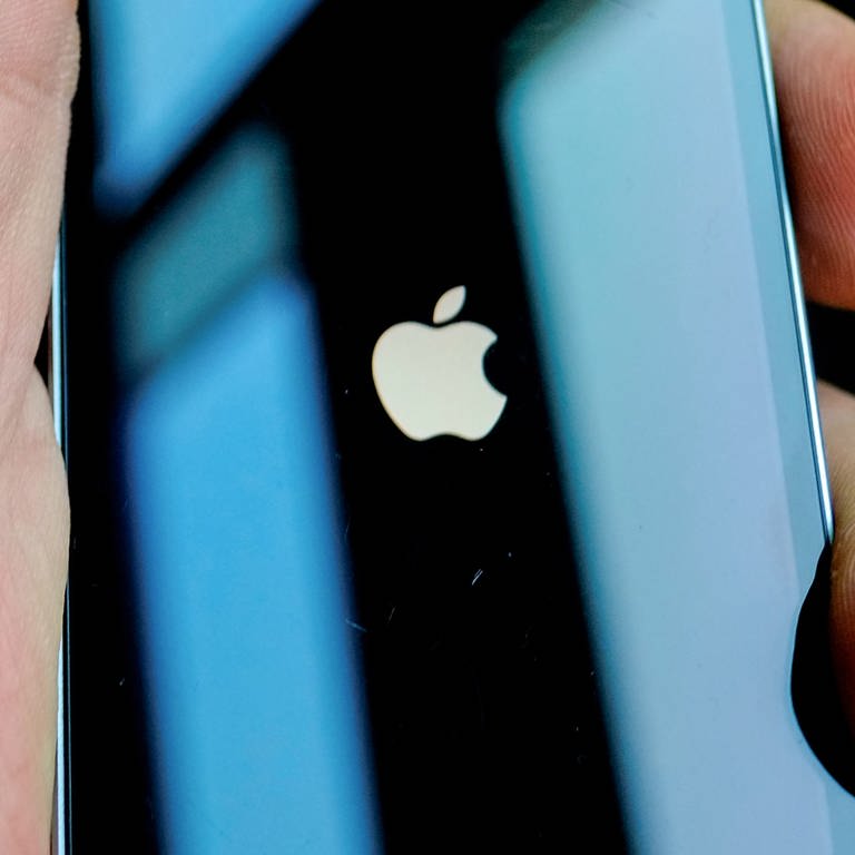  Das Apple-Logo erscheint beim Starten eines iPhone SE auf dem Monitor. (Foto: dpa Bildfunk, picture alliance/dpa | Stefan Jaitner)