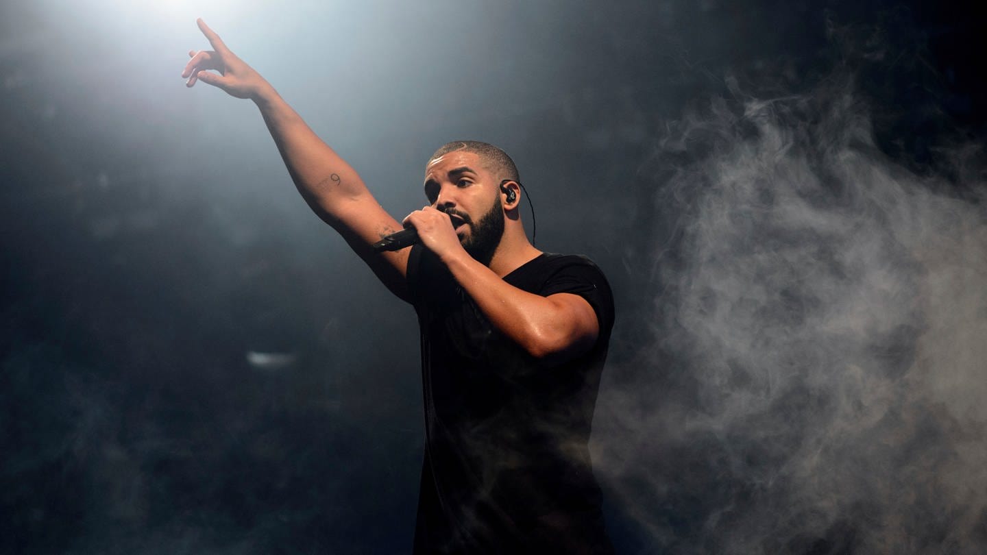 Der kanadische Rapper Drake singt auf der Bühne
