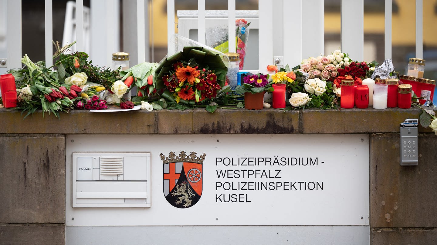 Blumen liegen vor der Polizeiinspektion Kusel. Nach der Tötung von zwei Polizisten bei einer Verkehrskontrolle geht Rheinland-Pfalz gegen Hass und Hetze im Internet im Zusammenhang mit der Tat vor.