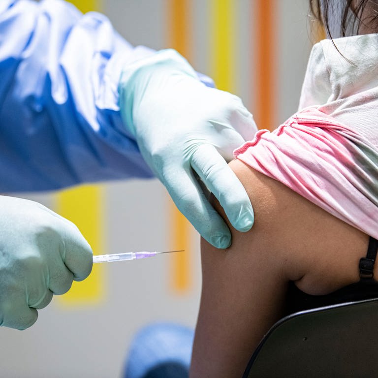 Eine Person wird im Impfzentrum Tegel von einem Impfarzt gegen das Coronavirus geimpft.  (Foto: dpa Bildfunk, picture alliance/dpa | Fabian Sommer)