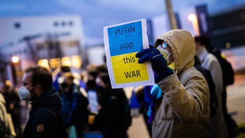 „Putin Stop this War" steht auf dem Schild einer Teilnehmerin einer Demonstration gegen den Ukraine-Krieg in Stuttgart. (Foto: dpa Bildfunk, picture alliance/dpa | Christoph Schmidt)