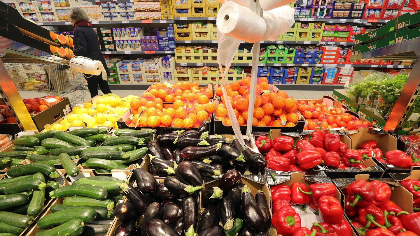 Obst- und Gemüsesorten liegen in einem Berliner Supermarkt zum Verkauf bereit. (Foto: dpa Bildfunk, picture alliance/dpa | Wolfgang Kumm)