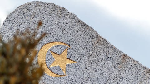 Das Zeichen des Islam - Hilal mit fuenfzackiger Stern auf einem Grabstein.  (Foto: IMAGO / Eibner Europa)