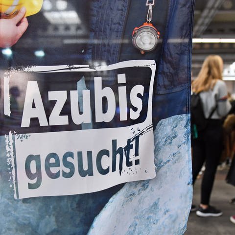 «Azubis gesucht» steht auf einem Banner bei einer Berufsorientierungsmesse (Foto: dpa Bildfunk, picture alliance/dpa/dpa-Zentralbild | Martin Schutt)