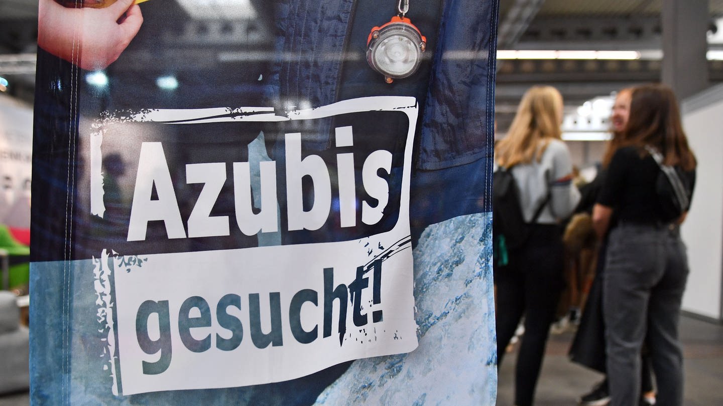 «Azubis gesucht» steht auf einem Banner bei einer Berufsorientierungsmesse