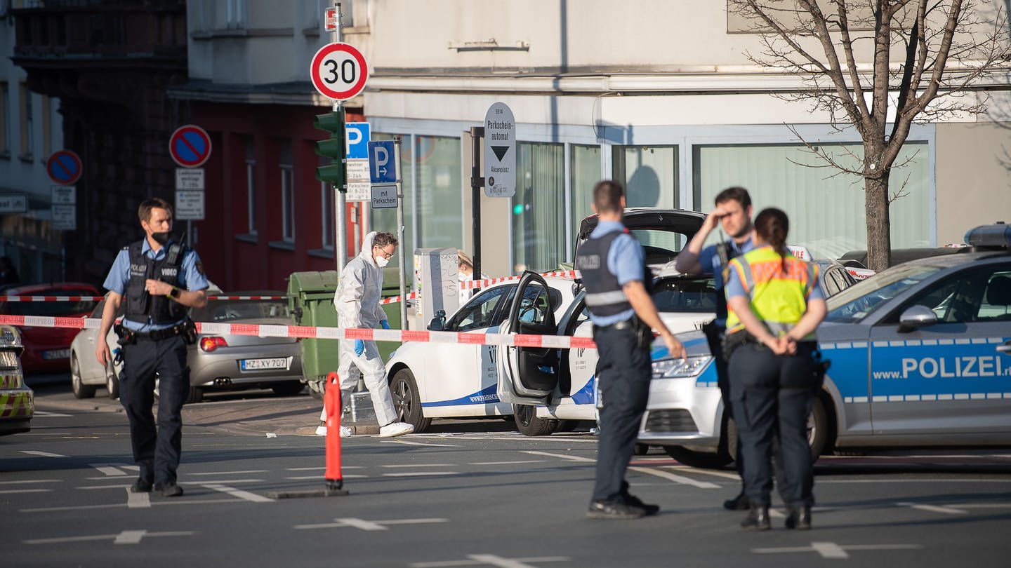 Polizisten untersuchen den Tatort in der Innenstadt von Mainz.