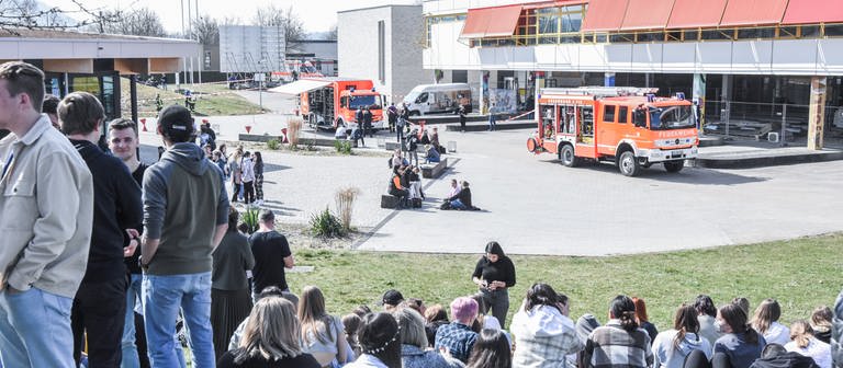 Feuerwehreinsatz am Berufsschulzentrum in Schwäbisch Gmünd, Schülerinnen und Schüler mussten das Gebäude verlassen - Grund war ein Gefahrstoffunfall in einem Chemiesaal der Schule.  (Foto: onw-images, Marius Bulling)