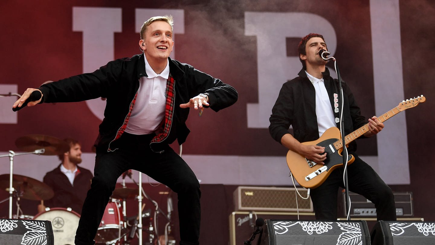 Der Sänger Felix Brummer (l) und der Gitarrist Karl Schumann der Band Kraftklub stehen beim Lollapalooza Festival Berlin auf dem Gelände des Olympiastadions auf der Bühne.