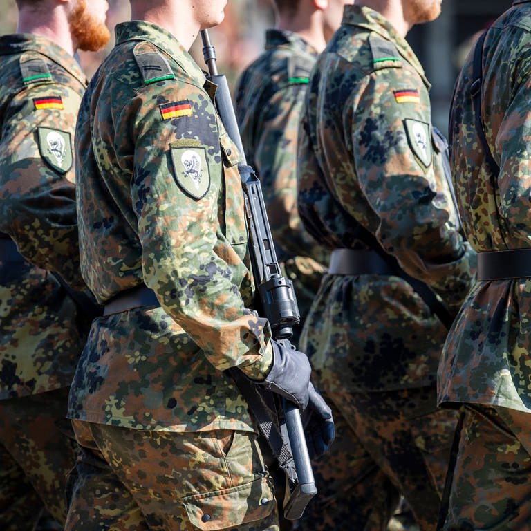Soldaten der Bundeswehr laufen über den Appellplatz (Foto: dpa Bildfunk, picture alliance/dpa | Sina Schuldt)