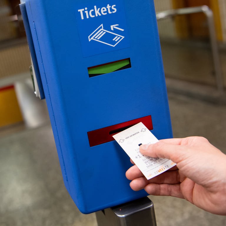 Eine Frau entwertet an einer U-Bahn-Station ein MVG-Ticket. (Foto: dpa Bildfunk, picture alliance/dpa | Sven Hoppe)