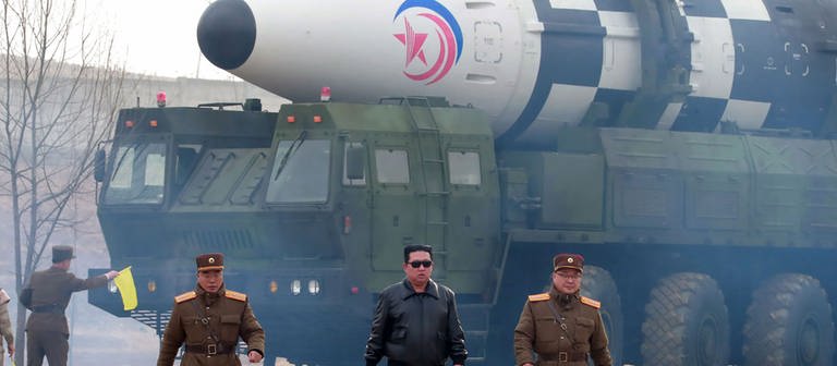 Dieses von der staatlichen nordkoreanischen Nachrichtenagentur KCNA zur Verfügung gestellte Bild zeigt Kim Jong Un, Machthaber von Nordkorea, vor dem Test einer neuartigen, atomwaffenfähigen, ballistischen Interkontinentalrakete. (Foto: dpa Bildfunk, picture alliance/dpa/kcna | -)