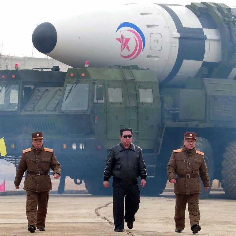 Dieses von der staatlichen nordkoreanischen Nachrichtenagentur KCNA zur Verfügung gestellte Bild zeigt Kim Jong Un, Machthaber von Nordkorea, vor dem Test einer neuartigen, atomwaffenfähigen, ballistischen Interkontinentalrakete. (Foto: dpa Bildfunk, picture alliance/dpa/kcna | -)