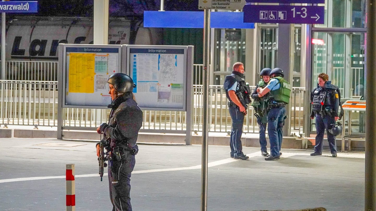 Polizisten mit Waffen am Offenburger Bahnhof nach einer Bombendrohung