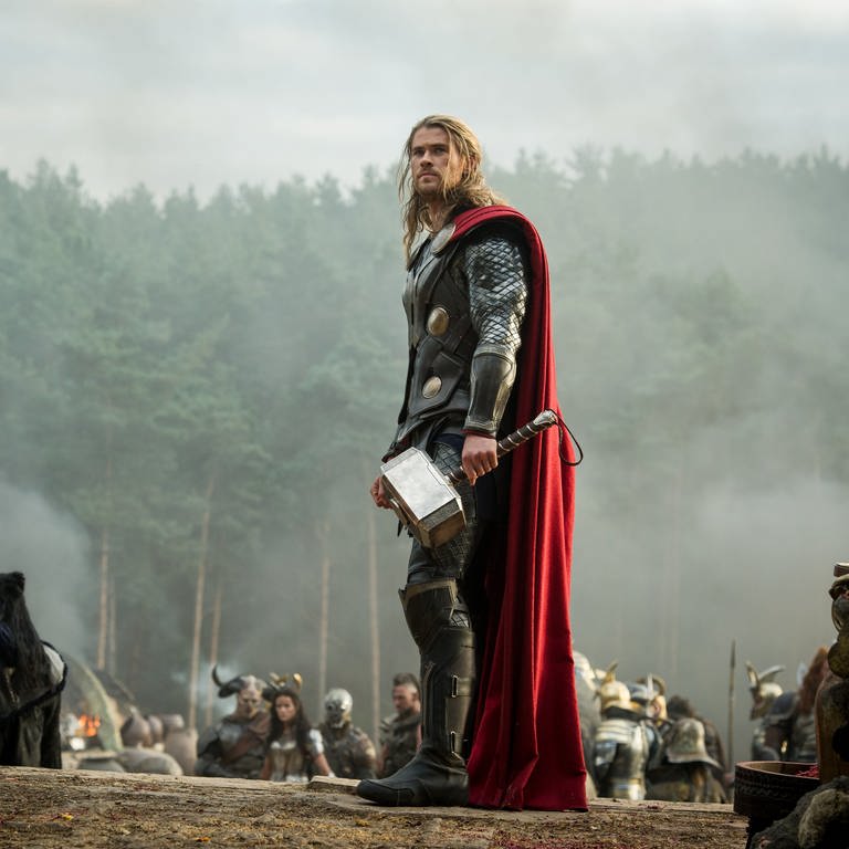 Der Schauspieler Chris Hemsworth als Donnergott Thor in einer undatierten Filmszene des Kinofilms «Thor 2 - The Dark Kingdom» (Foto: dpa Bildfunk, picture alliance / dpa | Jay Maidment/Marvel)