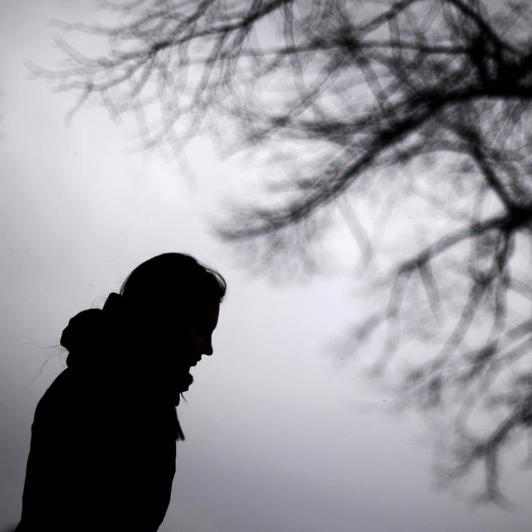 Eine Frau steht neben einem Baum. (Foto: dpa Bildfunk, picture alliance/dpa | Julian Stratenschulte)