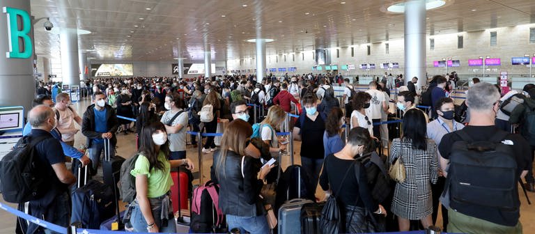 Reisende stehen in der Abflughalle in einer Warteschlange auf dem internationalen Flughafen Ben Gurion in Israel an. (Foto: dpa Bildfunk, picture alliance/dpa/XinHua | Gil Cohen Magen)