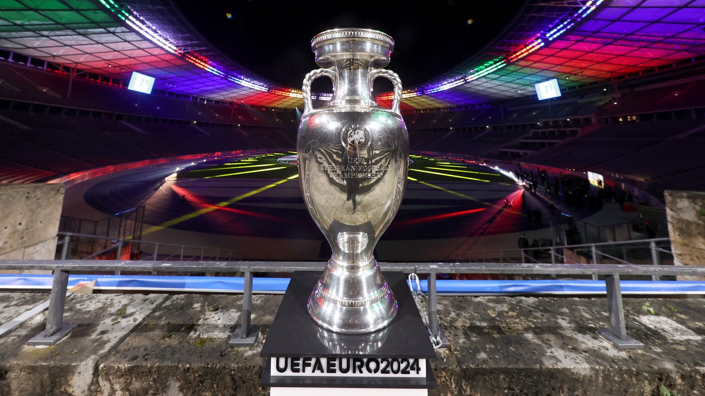 Der Siegerpokal der Fußball-Europameisterschaft 2024 (UEFA 2024) steht im Olympiastadion in Berlin.