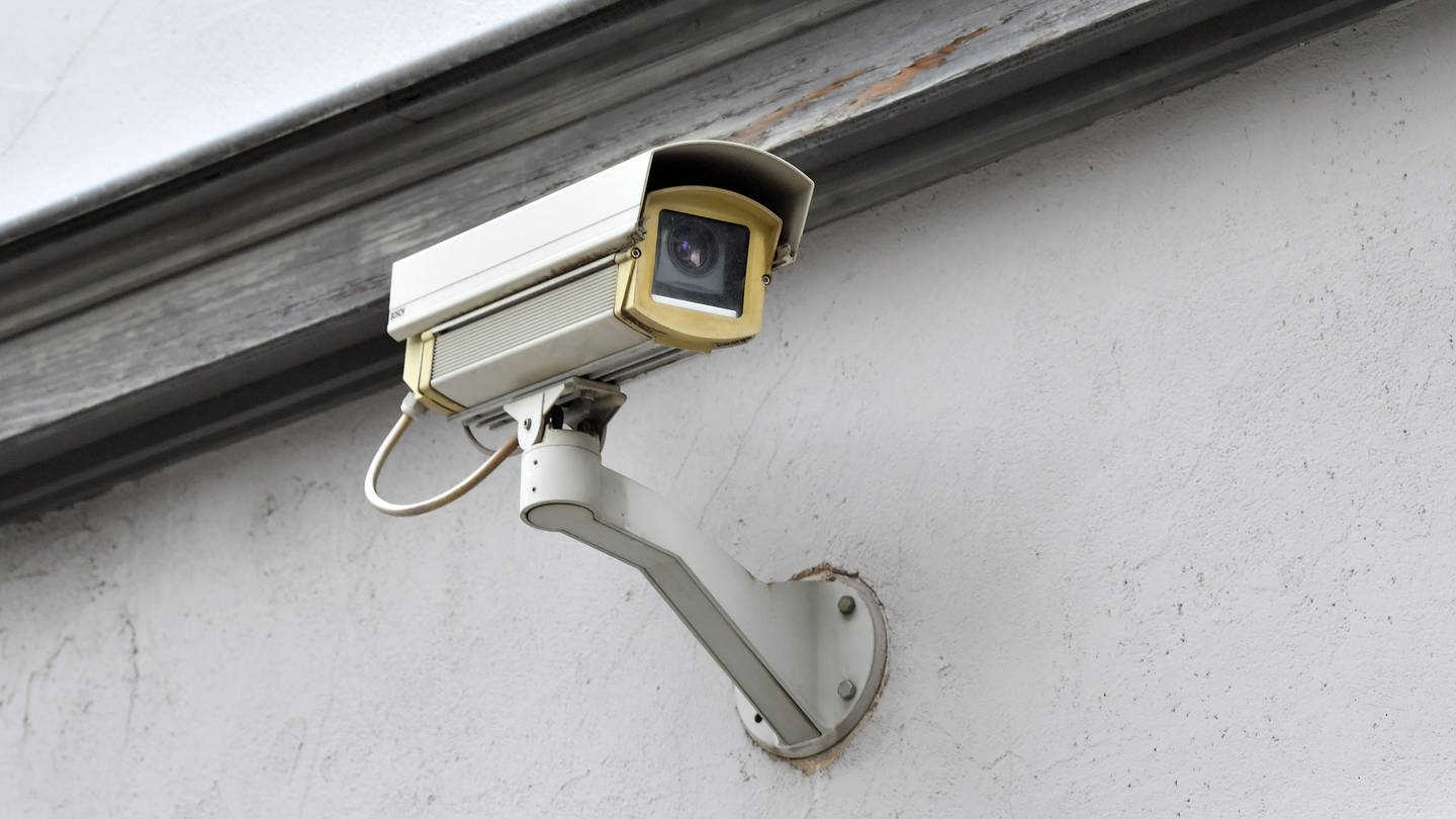 Eine Videokamera ist an der Fassade eines Hauses