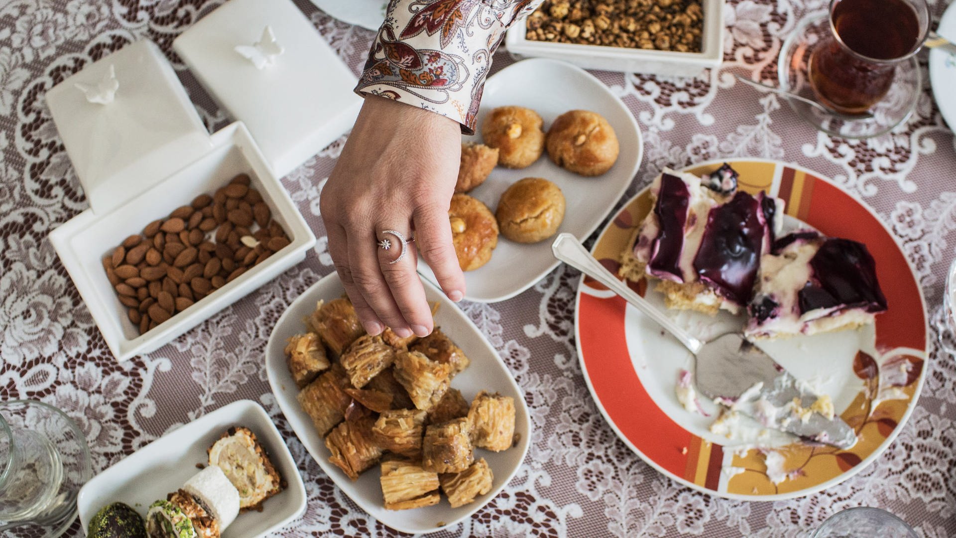 Viele verschiedene Süßspeisen stehen auf einem Tisch (Foto: dpa Bildfunk, picture alliance/dpa | Eman Helal)