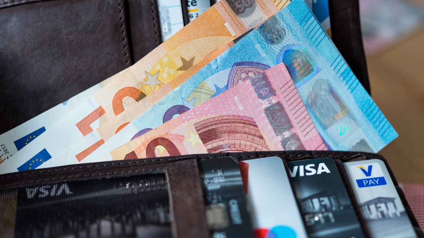Zahlreiche Geldscheine und Bankkarten liegen in einem Portemonnaie. (Foto: dpa Bildfunk, picture alliance/dpa/dpa-Zentralbild | Monika Skolimowska)