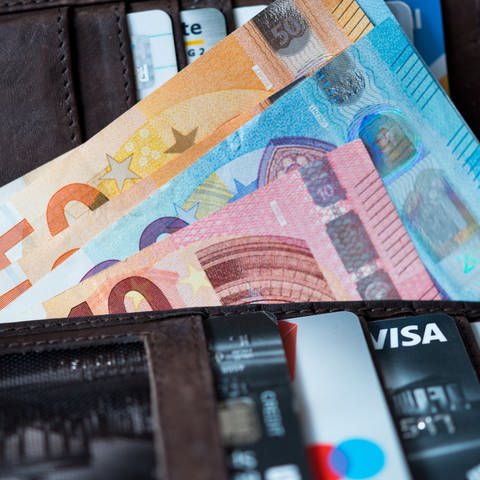 Zahlreiche Geldscheine und Bankkarten liegen in einem Portemonnaie. (Foto: dpa Bildfunk, picture alliance/dpa/dpa-Zentralbild | Monika Skolimowska)