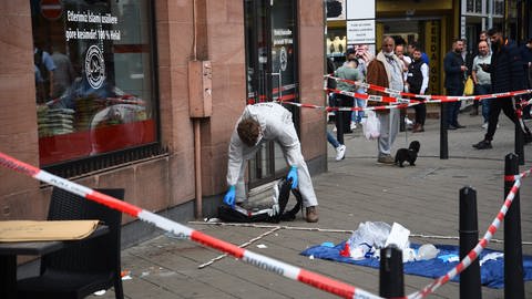 Ein Mitarbeiter der Spurensicherung arbeitet am abgesperrten Tatort in Mannheim. (Foto: dpa Bildfunk, picture alliance/dpa/PR-Video | René Priebe)