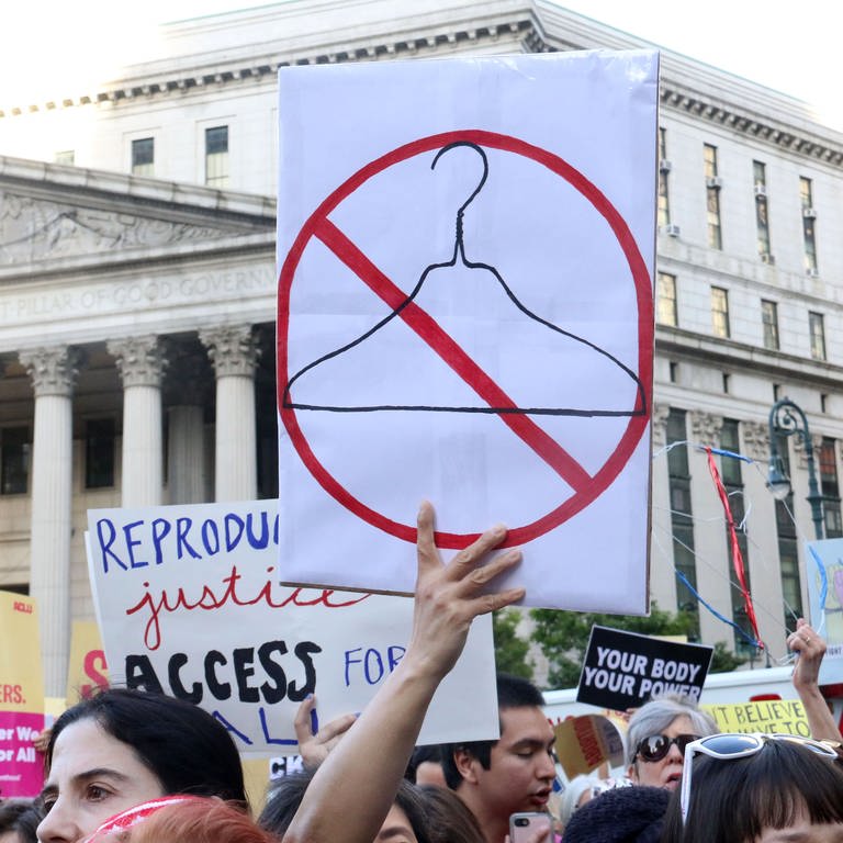 Demonstranten protestieren gegen die in einigen US-Bundesstaaten eingeführten Abtreibungsgesetze.  (Foto: dpa Bildfunk, picture alliance/dpa/ZUMA Wire | Nancy Kaszerman)