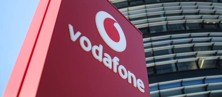 Das Vodafone-Logo steht vor der Vodafone-Deutschland-Zentrale. (Foto: dpa Bildfunk, picture alliance/dpa | Federico Gambarini)