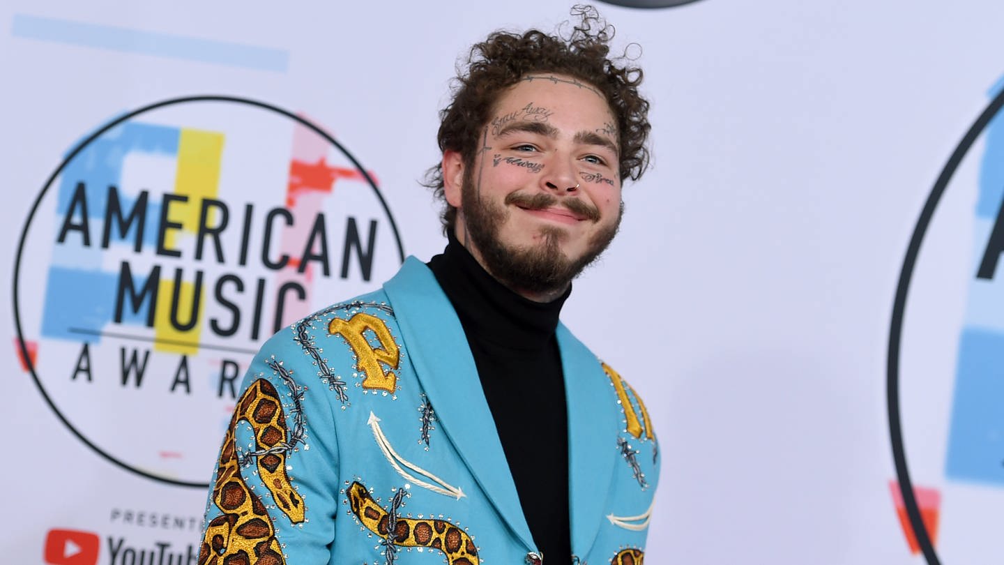 Post Malone auf dem roten Teppich der Verleihung der American Music Awards 2018 (Foto: dpa Bildfunk, picture alliance/dpa | Jordan Strauss)