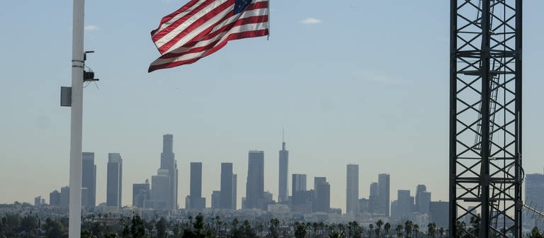 Stadt-Ansicht von Los Angeles mit US-Flagge (Foto: dpa Bildfunk, picture alliance/dpa/ZUMA Wire | Ringo Chiu)