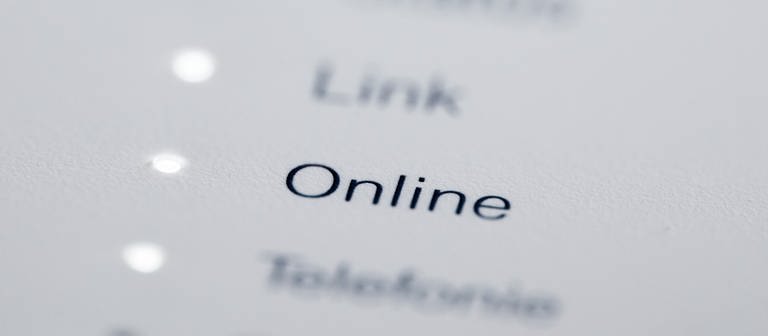 Das Wort «Online» steht auf einem Router.  (Foto: dpa Bildfunk, picture alliance/dpa | Rolf Vennenbernd)