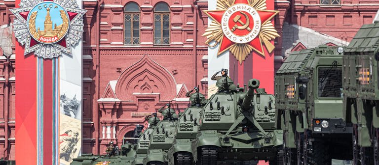 Panzer fahren in Moskau über den Roten Platz bei einer Probe zur großen Militärparade anlässlich des Ende des Zweiten Weltkriegs. (Foto: dpa Bildfunk, picture alliance/dpa/XinHua | Bai Xueqi)