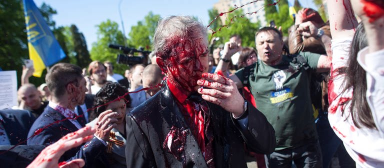 Sergej Andrejew mit roter Farbe im Gesicht (Foto: dpa Bildfunk, picture alliance/dpa/AP | Maciek Luczniewski)