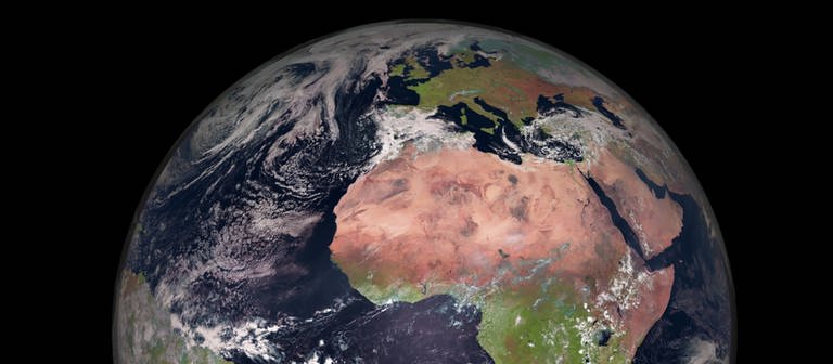 Die Erde aus dem Weltall aus fotografiert. Zentral in der Mitte zu sehen ist der afrikanische Kontinent. (Foto: dpa Bildfunk, picture alliance/dpa/esa | Eumetsat)