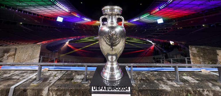 Der Siegerpokal der Fußball-Europameisterschaft 2024 (UEFA 2024) steht im Olympiastadion in Berlin.  (Foto: dpa Bildfunk, picture alliance/dpa/Getty-POOL | Alexander Hassenstein)