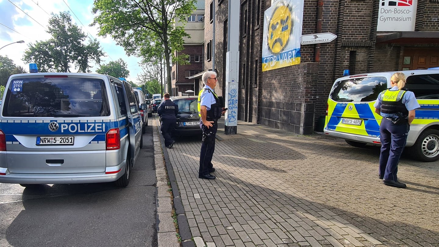 Polizei steht vor dem Don-Bosco-Gymnasium. In Essen ist die Polizei an zwei Schulen in größerem Umfang im Einsatz.