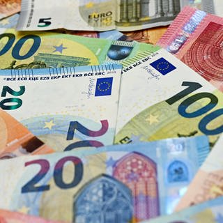 Eurobanknoten liegen auf einem Tisch (Foto: dpa Bildfunk, picture alliance/dpa/dpa-Zentralbild | Patrick Pleul)